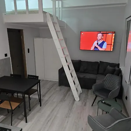 Patio Antresol 2 شقة سفينويتشي